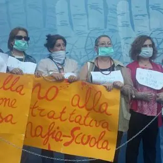 Riforma scuola: a Lamezia insegnanti si incatenano al palco di Trame VIDEO