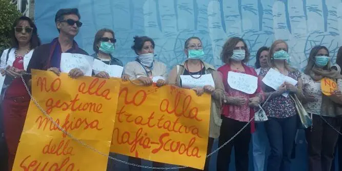 Riforma scuola: a Lamezia insegnanti si incatenano al palco di Trame VIDEO