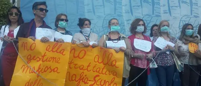 Riforma scuola: a Lamezia insegnanti si incatenano al palco di Trame VIDEO