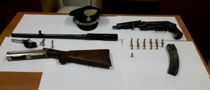 Trovati due fucili nel letto di un fiume