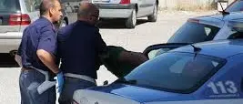 Spaccio ed estorsione, arrestato un lametino