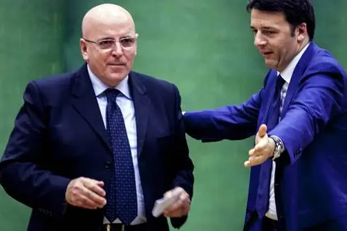 Il presidente del Consiglio, Matteo Renzi (D), a Cosenza per concluder\\u00E0 la campagna elettorale del candidato del centrosinistra alla presidenza della Regione Calabria, Mario Oliverio, 21 novembre 2014. ANSA/FRANCESCO ARENA , ANSA