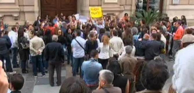 Catanzaro, protesta davanti al Dipartimento Salute VIDEO