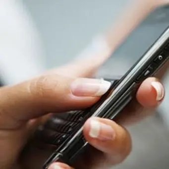 Usa il cellulare sull’aereo: denunciato per attentato alla sicurezza dei trasportiVIDEO