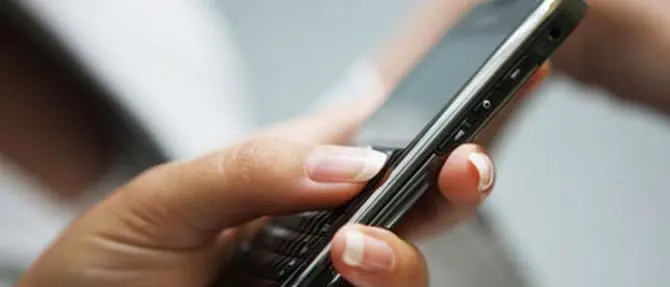 Usa il cellulare sull’aereo: denunciato per attentato alla sicurezza dei trasportiVIDEO