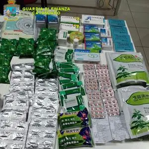 Tentavano di importare farmaci illegali, fermati due cittadini stranieri