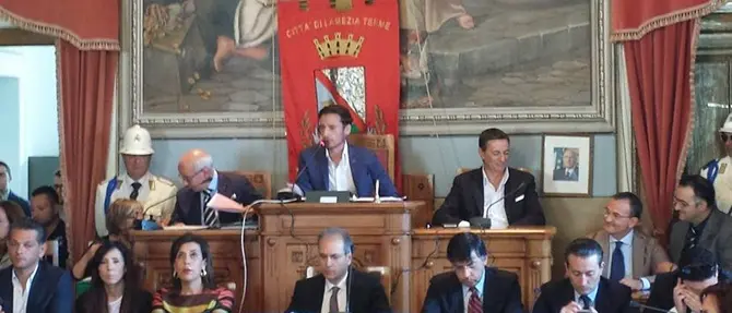 Il primo consiglio a Lamezia un disastro: dopo dodici ore eletto De Sarro