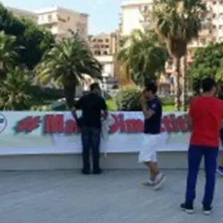 I Cinque Stelle in piazza al grido di #mariodimettiti VIDEO