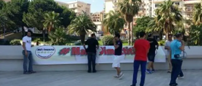 I Cinque Stelle in piazza al grido di #mariodimettiti VIDEO