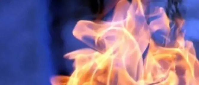 Tenta di dare fuoco alla moglie con la benzina, arrestato 34enne