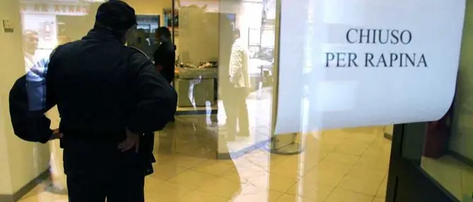 Rapina in una banca a Simeri Crichi, portati via 10 mila euro