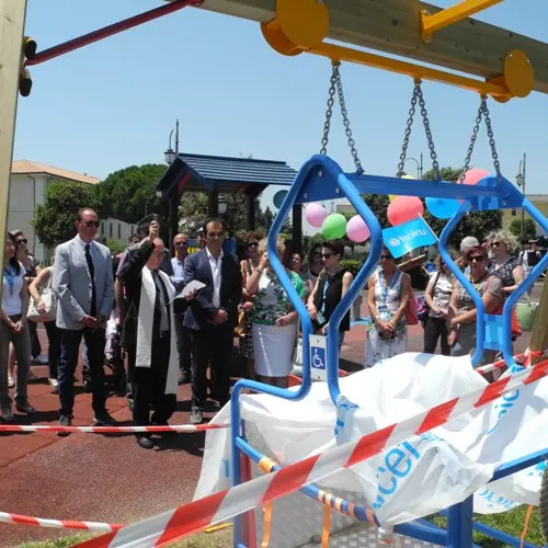 Inaugurata al parco della biodiversità l'altalena destinata ai bambini diversamente abili VIDEO