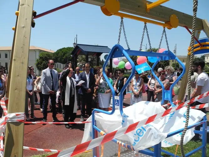 Inaugurata al parco della biodiversità l'altalena destinata ai bambini diversamente abili VIDEO