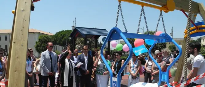 Inaugurata al parco della biodiversità l'altalena destinata ai bambini diversamente abili VIDEO