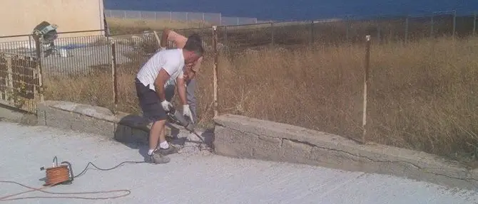 Capocolonna, iniziati i lavori per la la rimozione del cemento dal sagrato ma arriva lo stop del comune