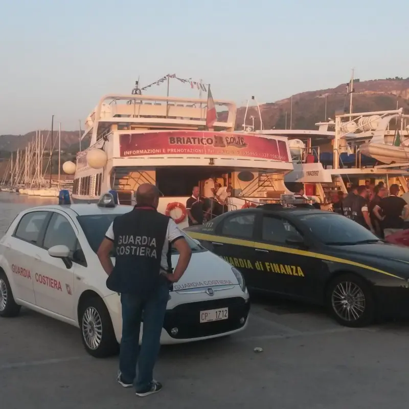 Sequestrata una nave che collega Tropea alle isole Eolie su richiesta della Dda VIDEO