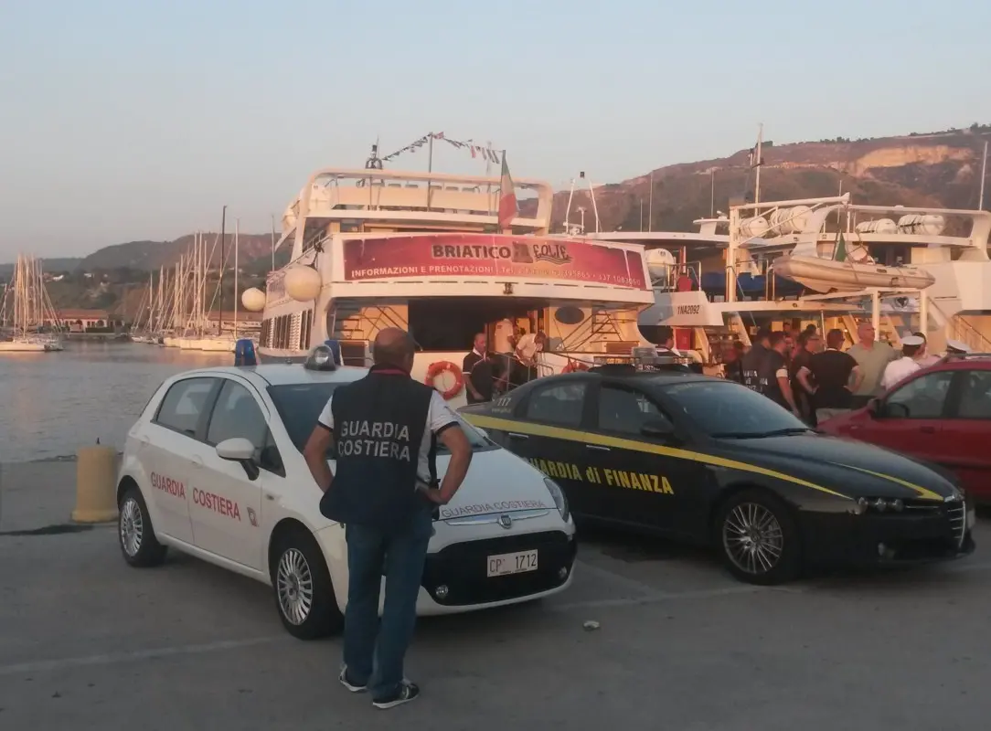 Sequestrata una nave che collega Tropea alle isole Eolie su richiesta della Dda VIDEO