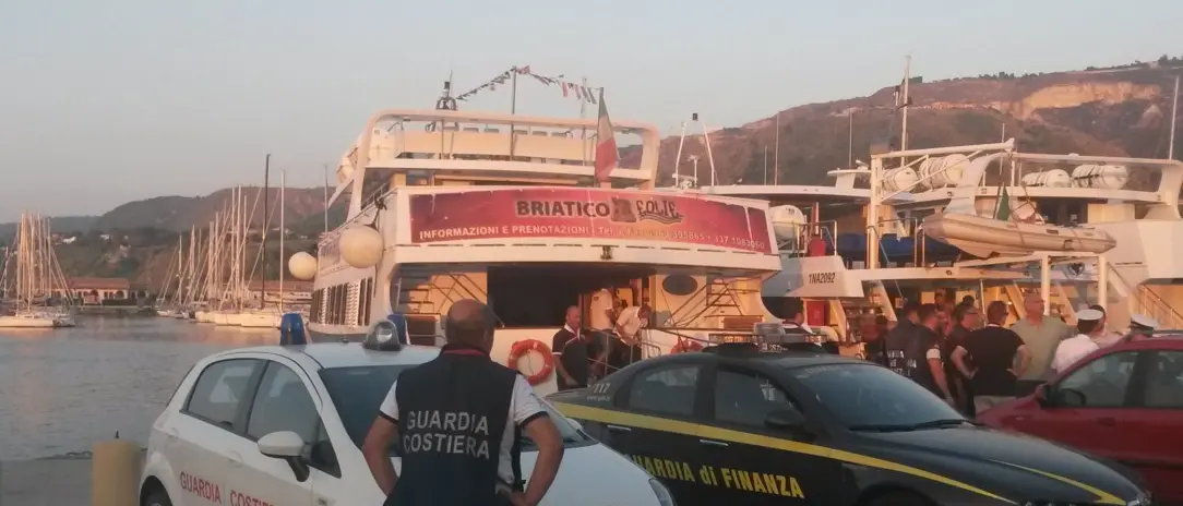 Sequestrata una nave che collega Tropea alle isole Eolie su richiesta della Dda VIDEO