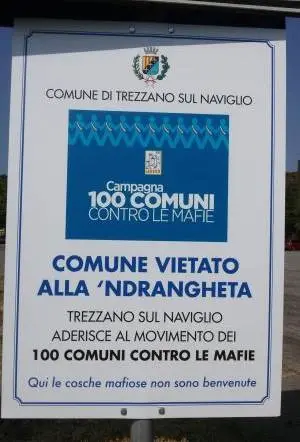 A Trezzano sul Naviglio cartelli stradali contro la ‘ndrangheta