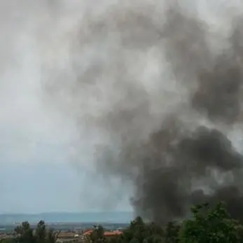 Lamezia, roghi dal campo rom: il sindaco sporge denuncia