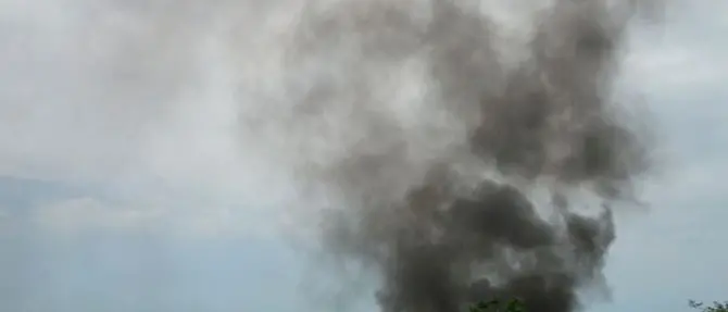 Lamezia, roghi dal campo rom: il sindaco sporge denuncia