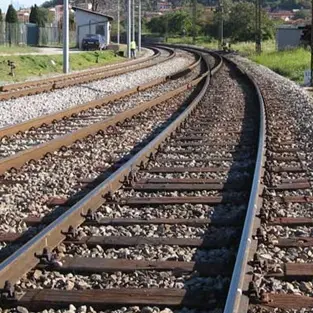 Mare sporco, a Paola il gestore di un lido blocca la ferrovia