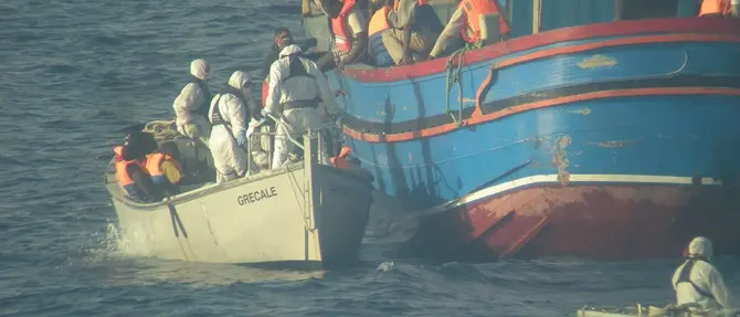 350 migranti salvati a largo di Reggio, a bordo anche un morto