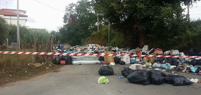 Emergenza rifiuti, nuova protesta a Vibo FOTO