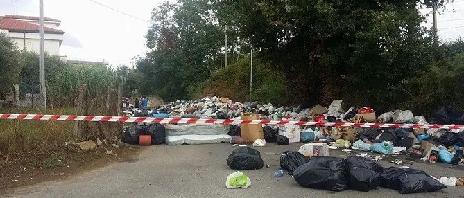 Emergenza rifiuti, nuova protesta a Vibo FOTO
