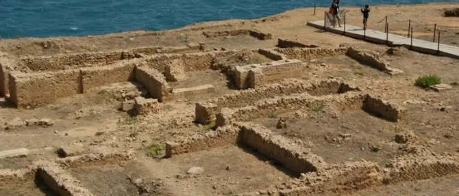 Capo Colonna, tolta la prima lastra di cemento dal sagrato VIDEO