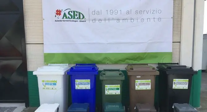 Raccolta differenziata, i comuni non pagano: l’Ased blocca i servizi nel reggino