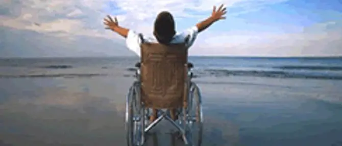 Un giovane disabile lametino inventa un metodo per arrivare in spiaggia VIDEO