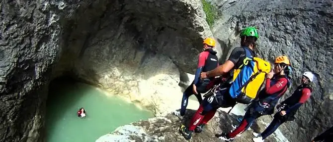 Avverte un malore e muore mentre fa canyioning