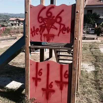 Limbadi (VV), scritte sataniche in un parco giochi per bambini FOTO