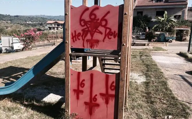 Limbadi (VV), scritte sataniche in un parco giochi per bambini FOTO