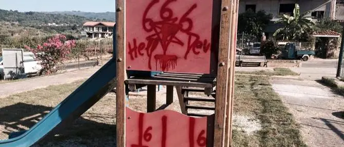 Limbadi (VV), scritte sataniche in un parco giochi per bambini FOTO