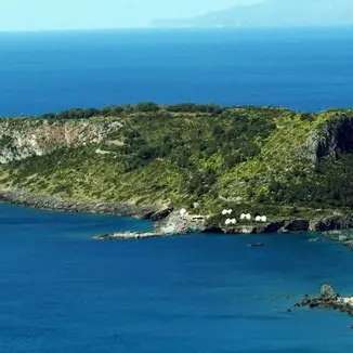 Abbandono e degrado sull’isola di Dino: il Comune vieta l’accesso