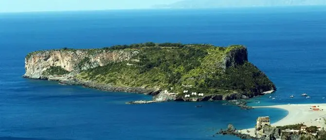 Abbandono e degrado sull’isola di Dino: il Comune vieta l’accesso
