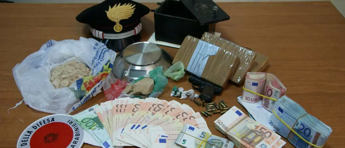 Crotone: raffineria di eroina in una carrozzeria, arrestati due fratelli