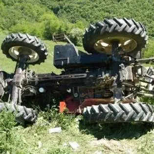 Muore schiacciato dal suo trattore