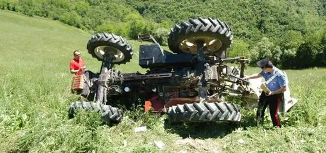 Muore schiacciato dal suo trattore