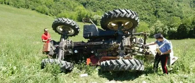 Muore schiacciato dal suo trattore