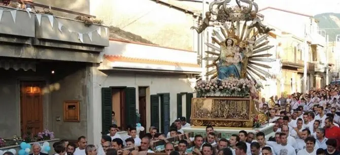 Statue mai più girate verso persone o case: la Conferenza Episcopale Calabra prende posizione sulle processioni VIDEO