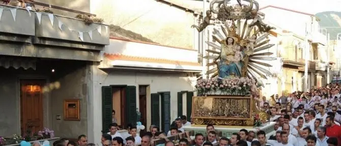 Statue mai più girate verso persone o case: la Conferenza Episcopale Calabra prende posizione sulle processioni VIDEO
