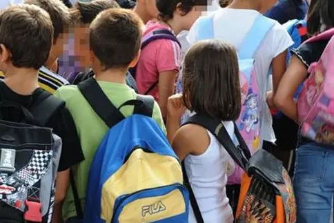 I bambini con lo zaino all\\'apertura dell\\'anno scolastico all\\'Istituto Comprensivo Uruguay \"Maria Stern Nuovo\" in Via di Settebagni a Roma oggi 12 settembre 2011. ANSA Mario De Renzis , ANSA