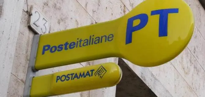 Poste aperte solo 3 giorni, sindaco s'incatena