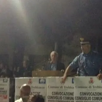 Trebisacce: Scura parla con al fianco il maresciallo dei Carabinieri. Folla inferocita FOTO-VIDEO