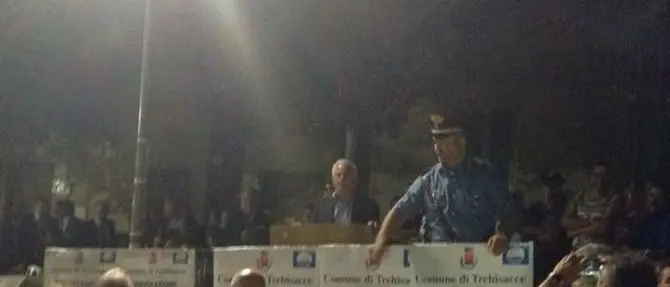 Trebisacce: Scura parla con al fianco il maresciallo dei Carabinieri. Folla inferocita FOTO-VIDEO
