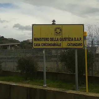 Catanzaro, detenuto minorenne incendia materasso