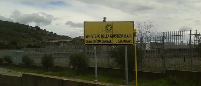 Catanzaro, detenuto minorenne incendia materasso